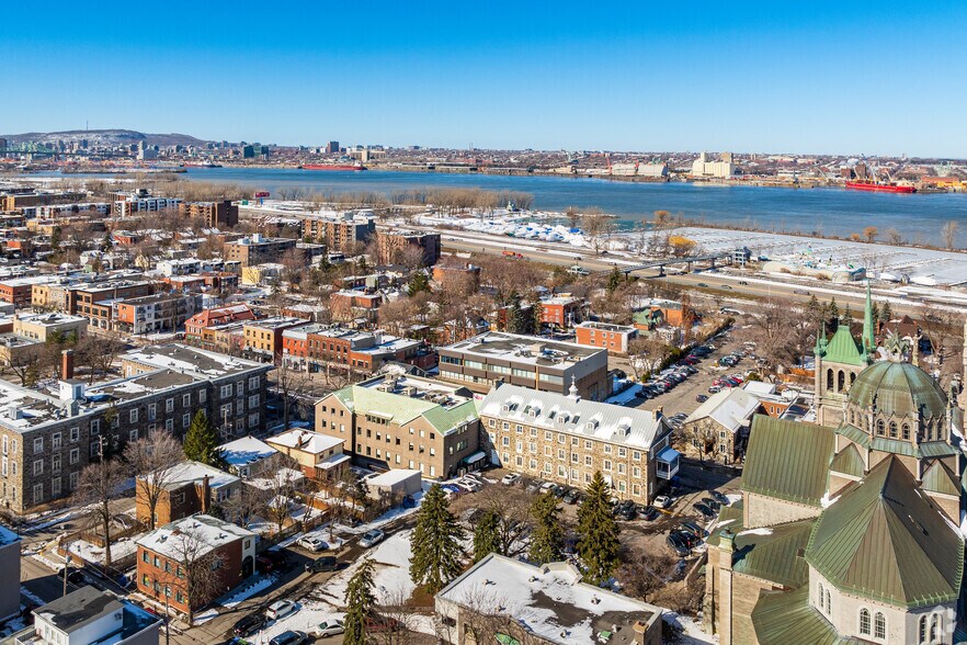 More Photos Of 32 Rue Saint-Charles, Longueuil Office For Lease