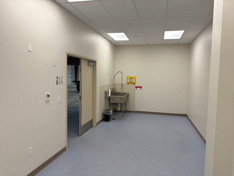 More Photos Of 5115 W Brinkley Rd, Kennewick Warehouse For Lease