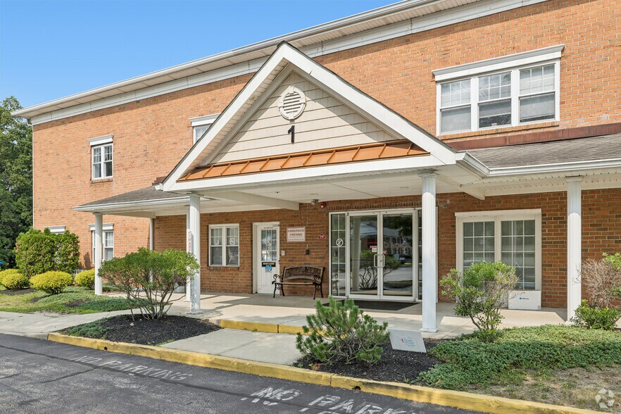 More Photos Of 190 N Evergreen Ave, Woodbury Office For Sale