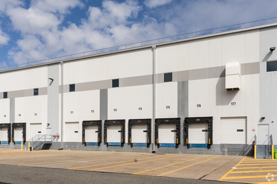 More Photos Of 586 Gulf Ave, Staten Island Distribution For Lease