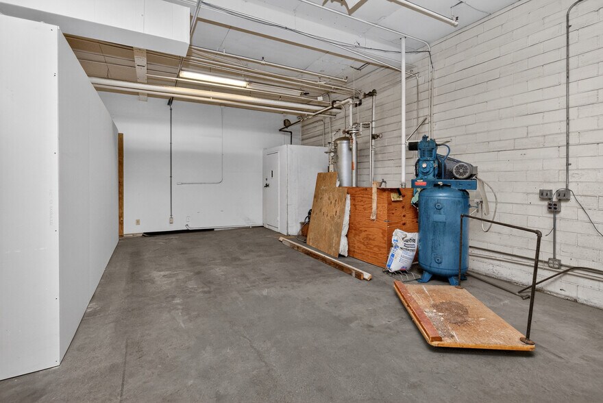 More Photos Of 1017 E 7th St N, Newton Office For Sale