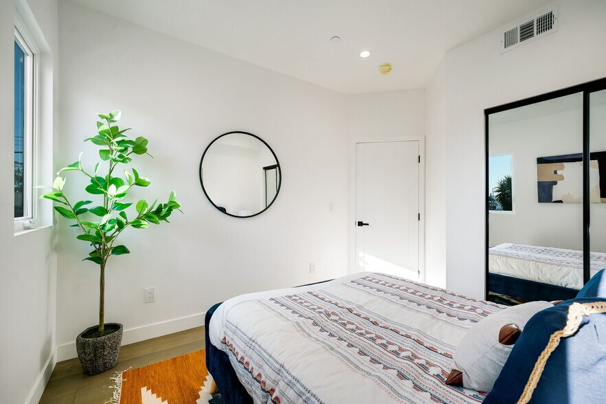More Photos Of 6082 W 18th St, Los Angeles Apartments For Sale