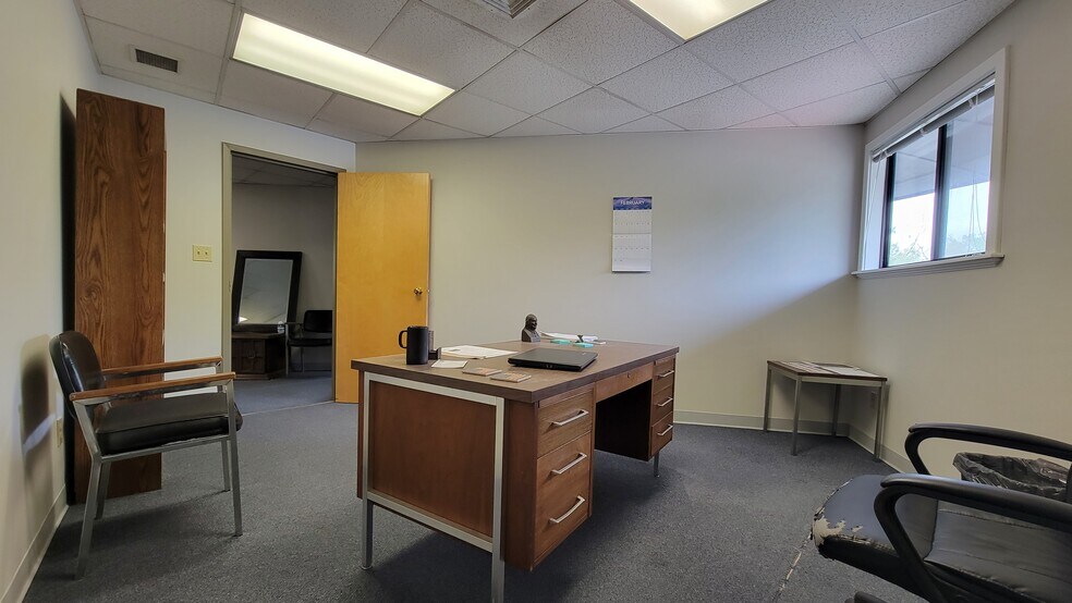 More Photos Of 1006 S Main St, Plantsville Office For Lease