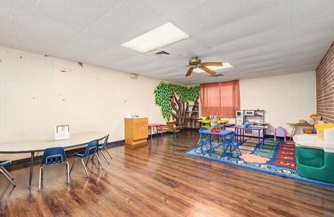 More Photos Of 806 Pershing Ave, Lufkin Daycare Center For Sale