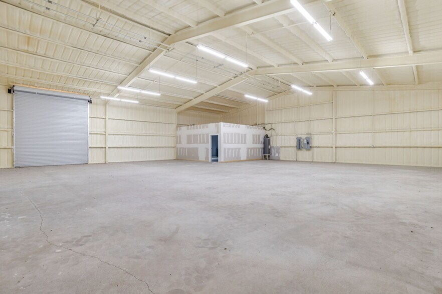 More Photos Of 117 Bennett Hills Dr, Weatherford Warehouse For Lease