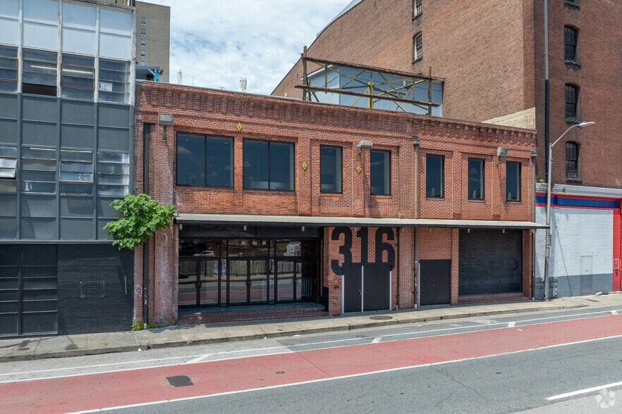 More Photos Of 316-318 Guilford Ave, Baltimore Bar For Sale