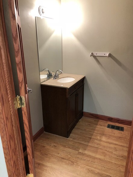 More Photos Of 1500-1534 E Algonquin Rd, Arlington Heights Warehouse For Lease