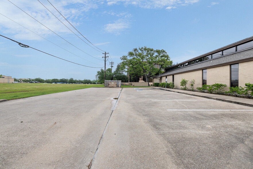 More Photos Of 1215 E Villa Maria Rd, Bryan Office For Lease