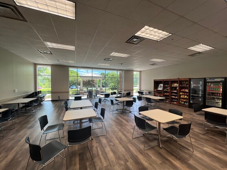 More Photos Of 1431 Centerpoint Blvd, Knoxville Office For Lease