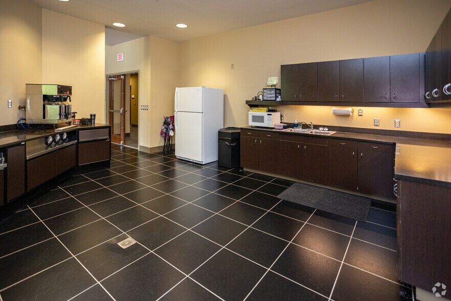 More Photos Of 201 Resting Tree Dr, Bristol Office For Lease