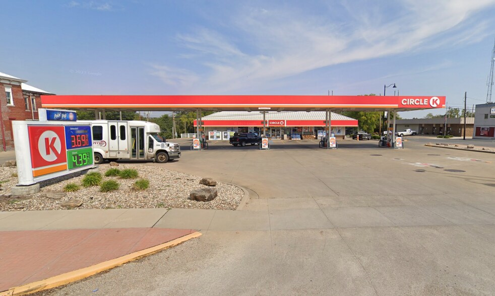 More Photos Of 103 W Jourdan St, Newton Convenience Store For Sale