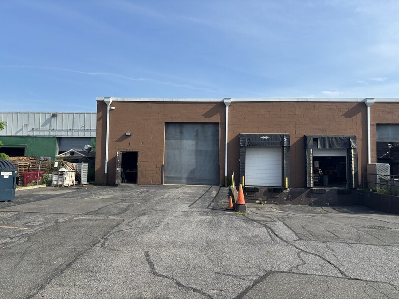 More Photos Of 216-218 Sherwood Ave, Farmingdale Warehouse For Lease