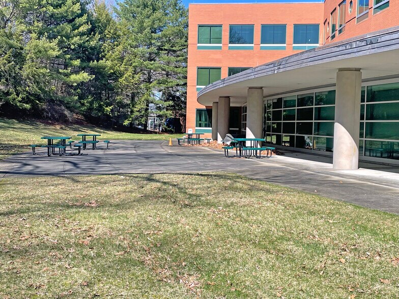 More Photos Of 11 Northeastern Blvd, Salem Office For Lease