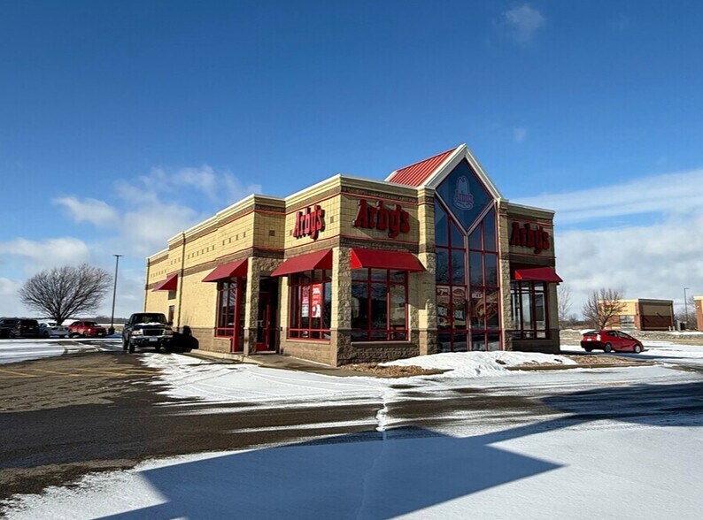 More Photos Of 2707 Bridge Ave, Albert Lea General Retail For Sale