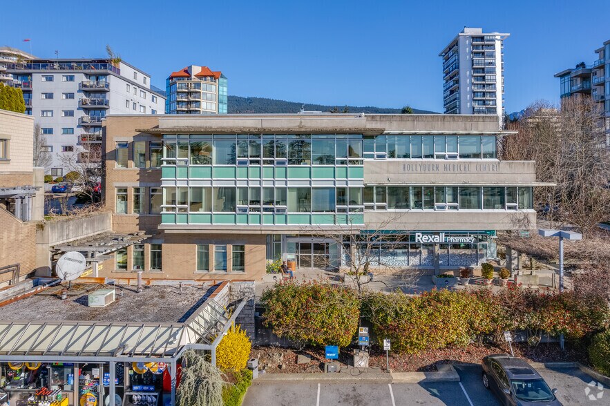 More Photos Of 575 16th St, West Vancouver Storefront Retail Office For Lease