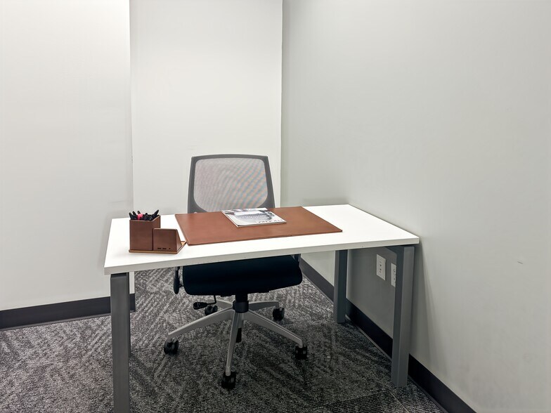 More Photos Of 9160 Forum Corporate Pky, Fort Myers Coworking Space