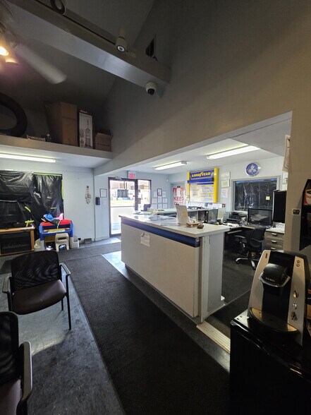 More Photos Of 6401 Thompson Rd, Syracuse Auto Repair For Lease