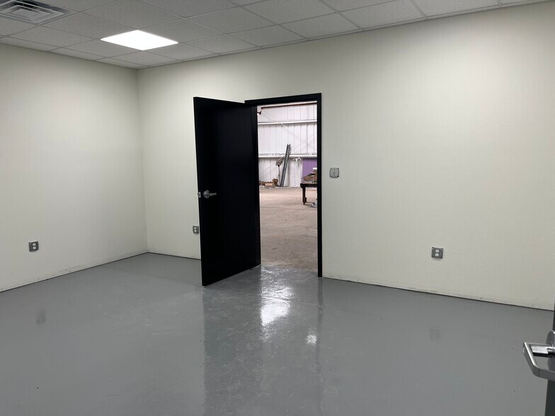 More Photos Of 404 S Shelfer St, Quincy Warehouse For Lease
