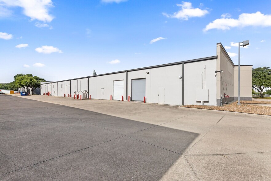 More Photos Of 12920 Senlac Dr, Farmers Branch Research And Development For Lease