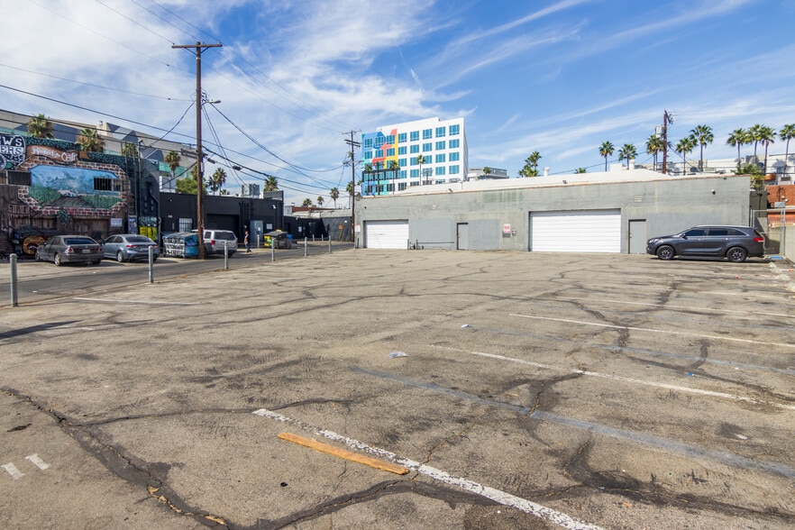 More Photos Of 11129 Hartsook St, North Hollywood Warehouse For Lease