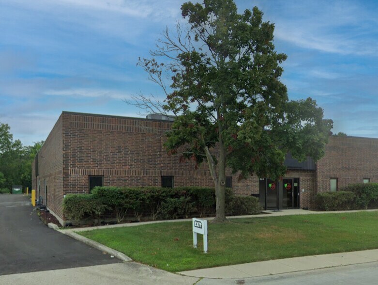 More Photos Of 3675-3693 Commercial Ave, Northbrook Warehouse For Sale