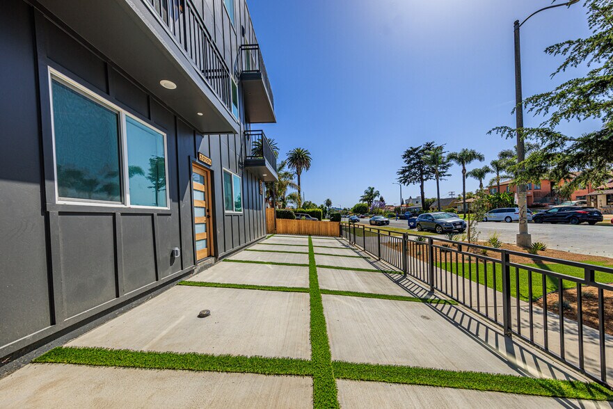 More Photos Of 2010 S Dunsmuir Ave, Los Angeles Multifamily For Sale
