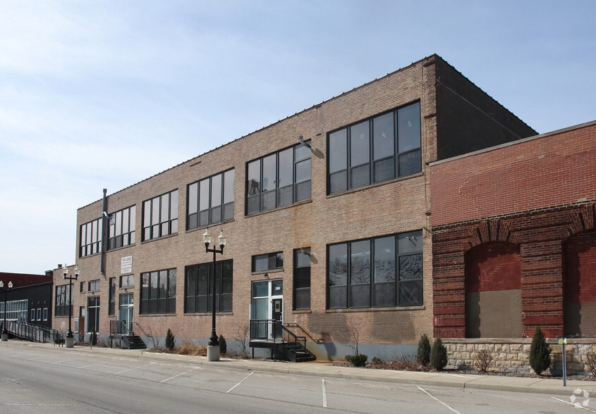 More Photos Of 4222 N Ravenswood Ave, Chicago Manufacturing For Lease