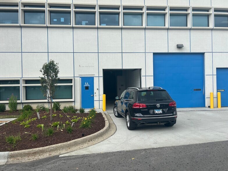 More Photos Of 600-680 Oakmont Ln, Westmont Research And Development For Lease