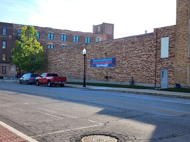 More Photos Of 227-241 S River St, Aurora Warehouse For Lease