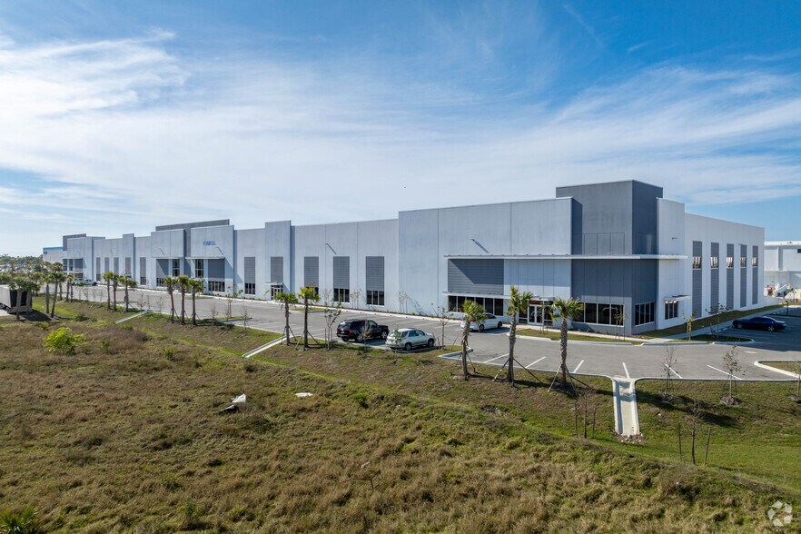 More Photos Of 16361 Lee Rd, Fort Myers Industrial For Lease