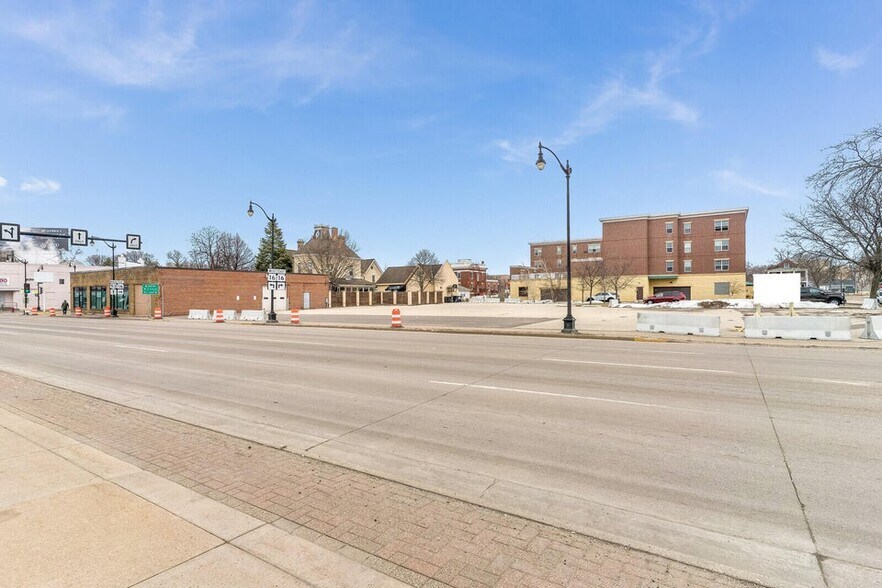 More Photos Of 529 4th St S, La Crosse Showroom For Sale