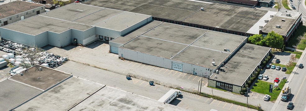 More Photos Of 5660 Rue Ferrier, Mont-Royal Distribution For Lease