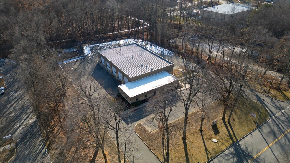 More Photos Of 111 Connecticut Dr, Burlington Warehouse For Lease