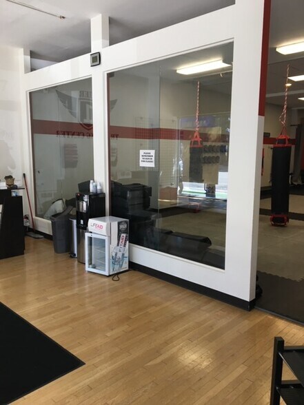 More Photos Of 1017 Davis St, Evanston Storefront For Lease