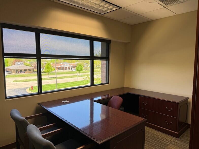 More Photos Of 109 Veterans Pky, Yorkville Office For Lease