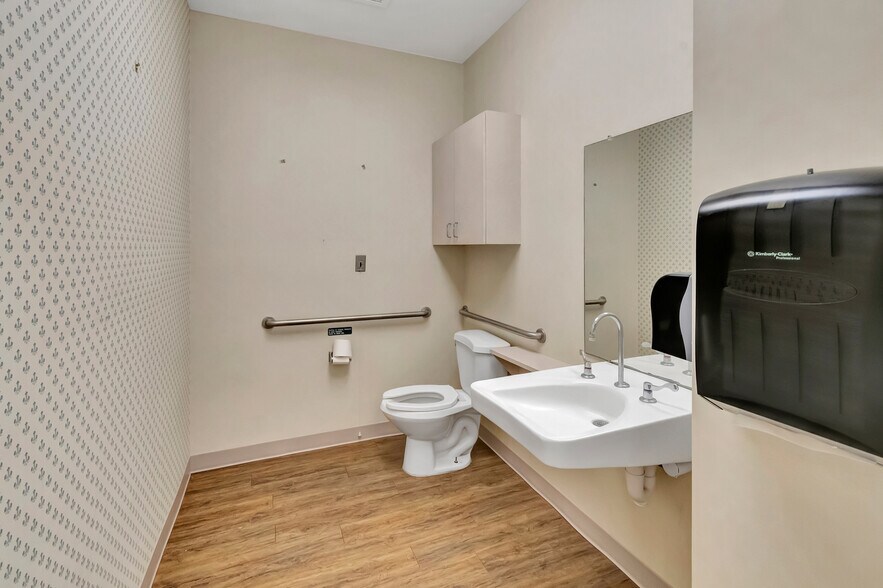 More Photos Of 8410 FM 236, Victoria Medical For Sale