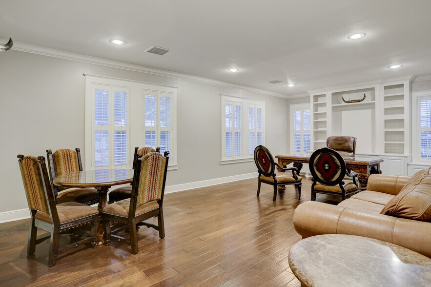 More Photos Of 206 Brooks St, Sugar Land Office Residential For Sale