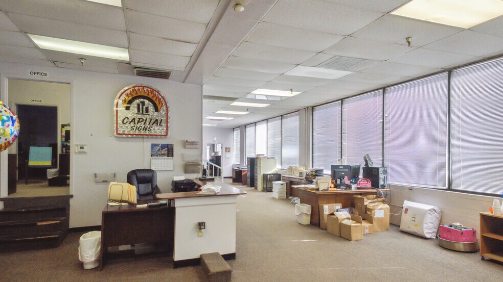 More Photos Of 902 NW Main St, Bunkie Showroom For Sale