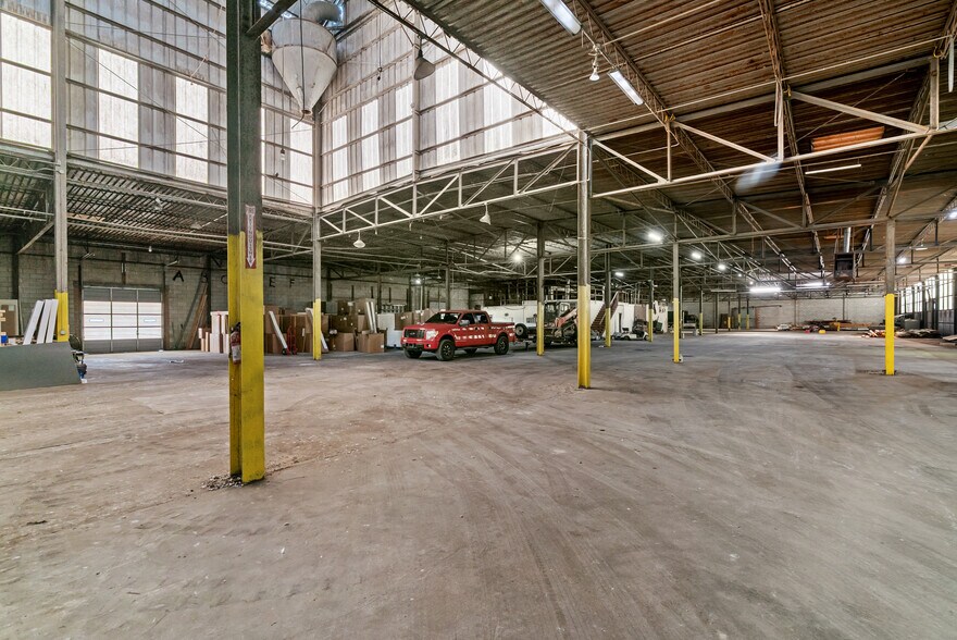 More Photos Of 4000 Memorial Blvd, Springfield Freestanding For Sale