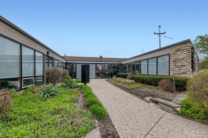More Photos Of 1800 E Northwest Hwy, Arlington Heights Office For Lease