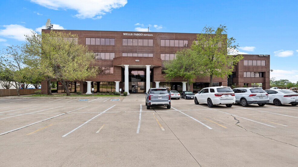 More Photos Of 600 E Taylor St, Sherman Office For Lease