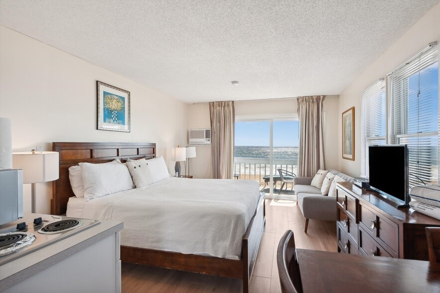 More Photos Of 84 S Emerson Ave, Montauk Hotel For Sale