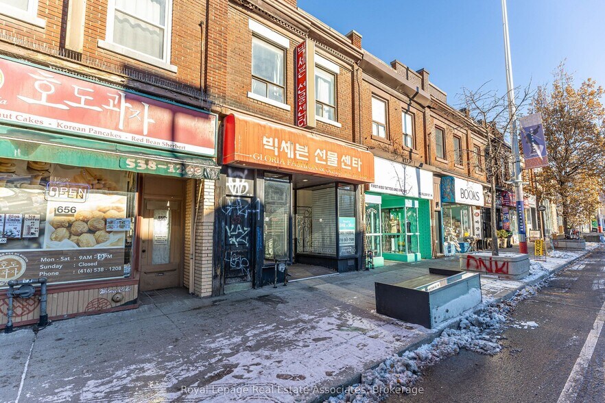 More Photos Of 654 Bloor St W, Toronto Storefront Retail Office For Lease