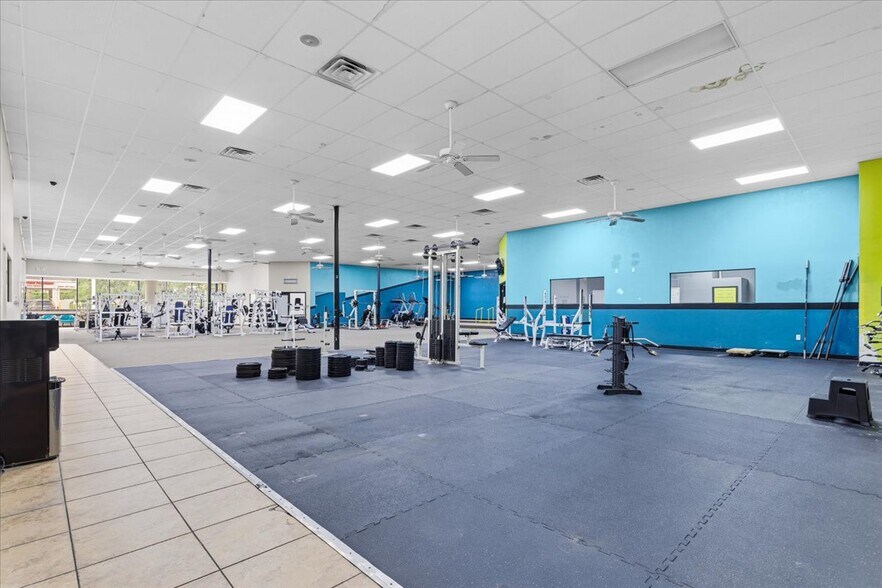 More Photos Of 15043 Main St, Alachua Showroom For Sale