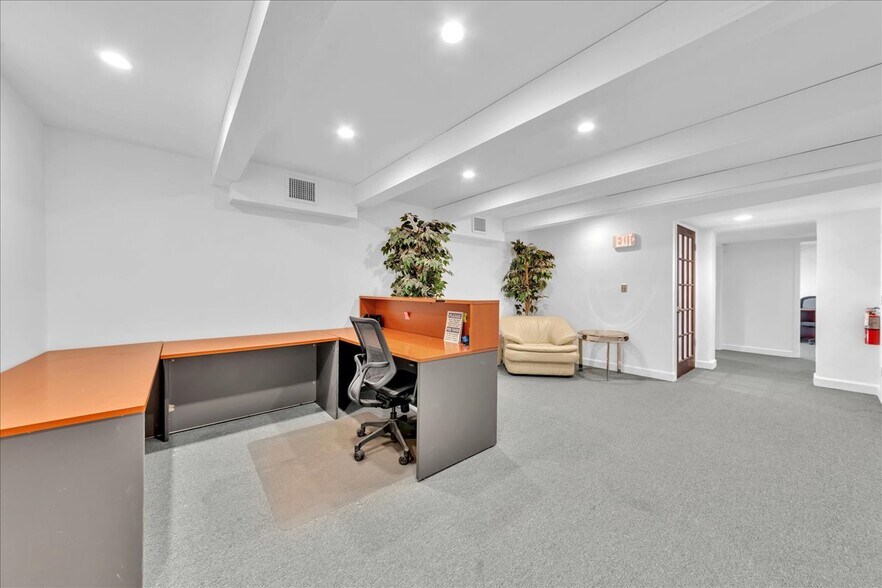 More Photos Of 500 NE 25th St, Pompano Beach Flex For Lease