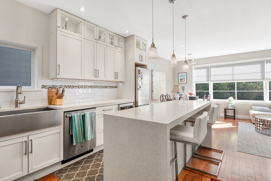 More Photos Of 2814 3rd Av W, Vancouver Hospitality For Sale