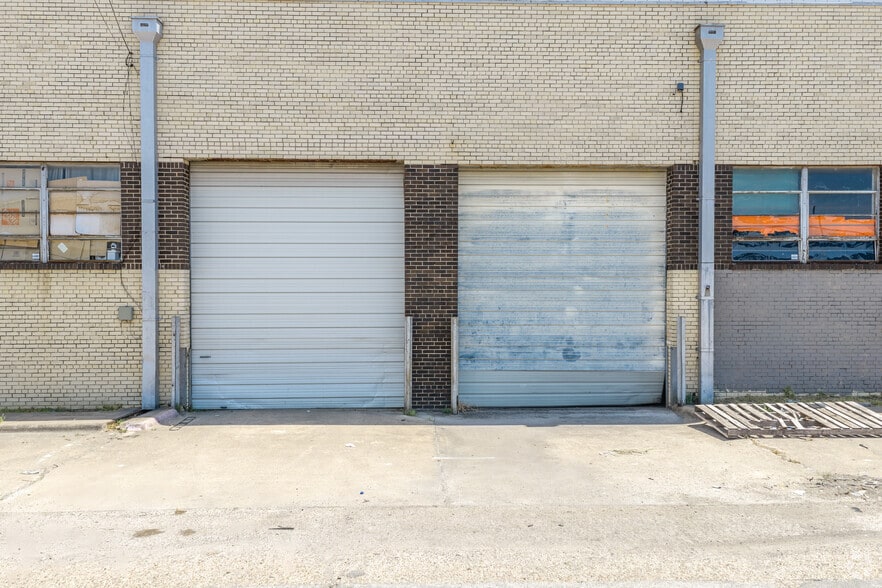 More Photos Of 1041 N Riverfront Blvd, Dallas Warehouse For Sale