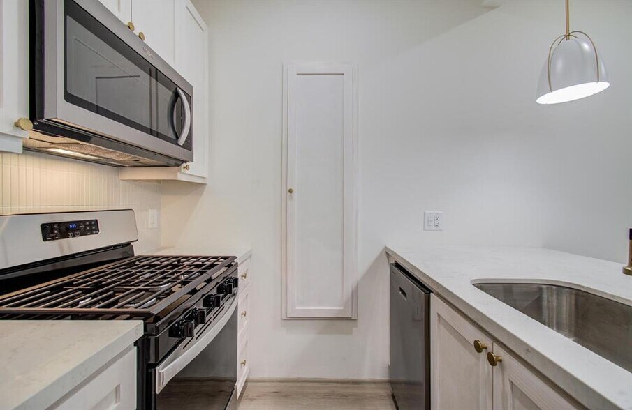 More Photos Of 4006 Navigation Blvd, Houston Office Residential For Lease