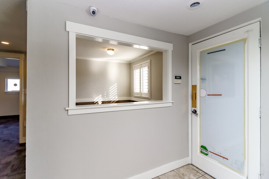 More Photos Of 3838 S Warner St, Tacoma Flex For Lease
