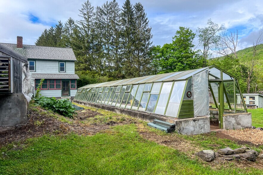 More Photos Of 265 Main St, Delhi Garden Center For Sale